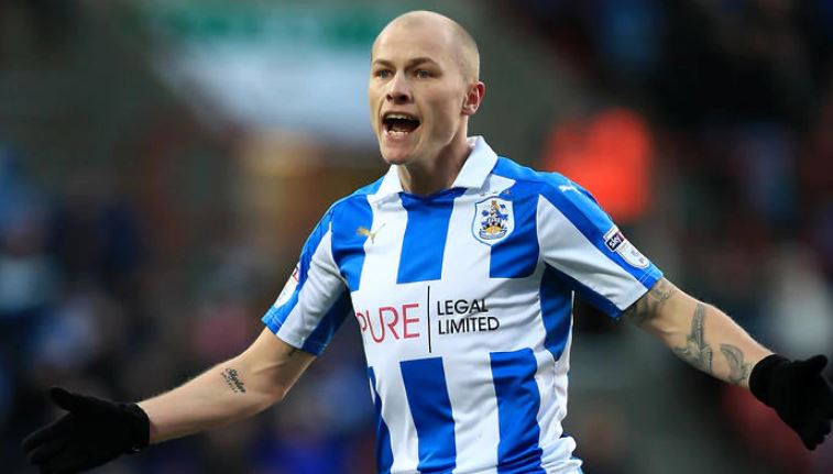 Niño se encontró un billete en el estadio y se lo dio a un jugador