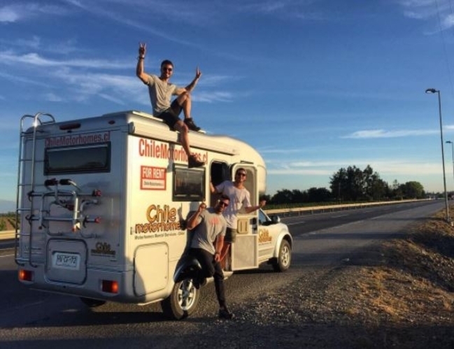 Ex chicos realities se fueron a recorrer el sur en una motorhome