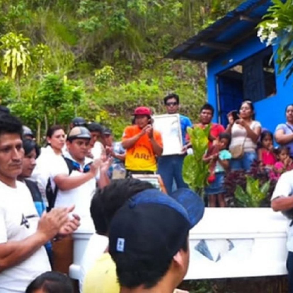 Joven peruano fue sacado de su ataúd cuando descubrieron que estaba vivo