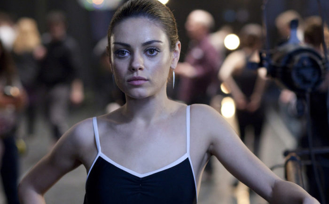 Mila Kunis confesó que su hija de 3 años bebe vino todos los viernes