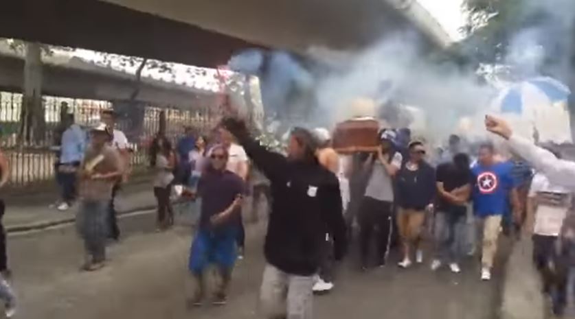 Con bombos y bengalas: Increíble 