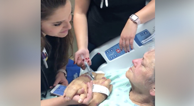 El hermoso gesto de enfermera con una paciente terminal antes de morir