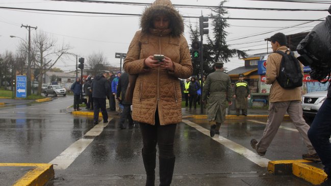 Multarán a quienes miren su celular mientras cruzan la calle en Hawái