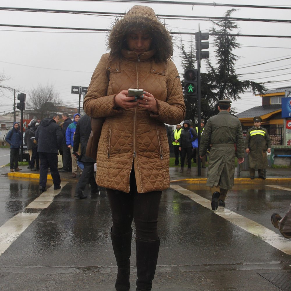 Multarán a quienes miren su celular mientras cruzan la calle en Hawái