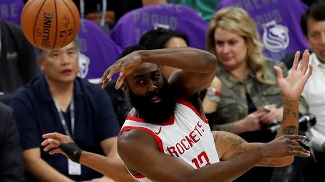 James Harden lideró con un triple-doble el triunfo de los Houston Rockets en la NBA