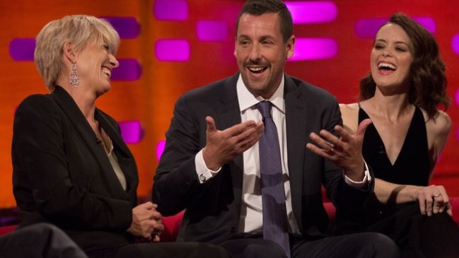 Polémica por gesto de Adam Sandler con una actriz durante programa en vivo