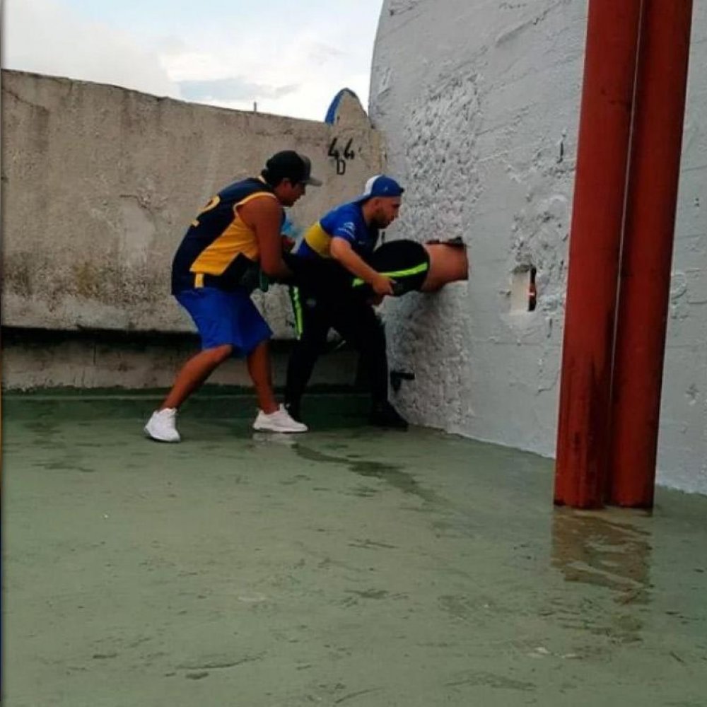 Hincha de Boca quiso colarse en tribuna de La Bombonera y quedó atascado en la pared