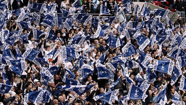 Tottenham suspendió de por vida a dos hinchas que lanzaron orina