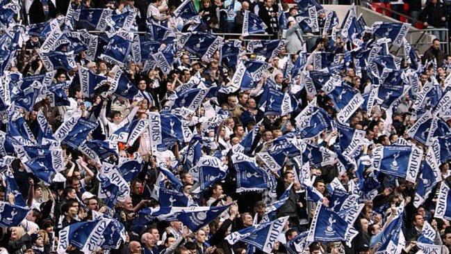 Tottenham suspendió de por vida a dos hinchas que lanzaron orina