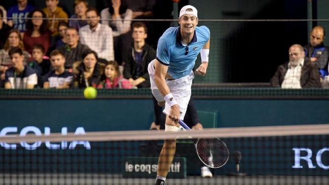 John Isner batalló con Diego Schwartzman y alcanzó octavos de final en París-Bercy