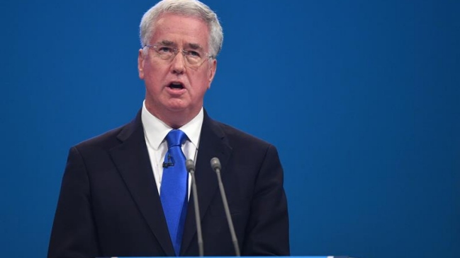 Ministro de Defensa británico dimitió por conducta inapropiada contra una periodista