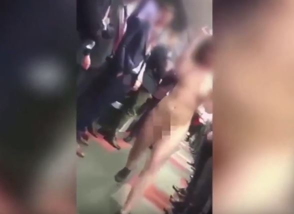 Empresa le pagó a una empleada para que se paseara desnuda