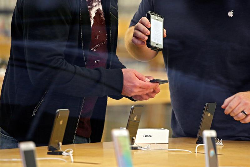 Roban camión cargado con 300 iPhone X que eran trasladados a tienda de Apple