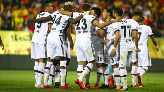 Gary Medel participó en la holgada victoria de Besiktas sobre Goztepe