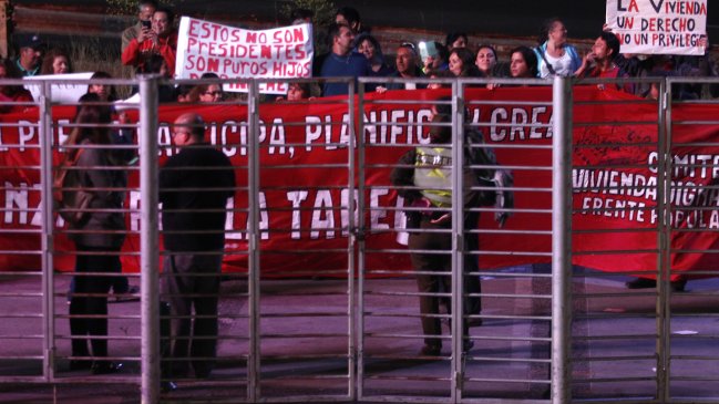 Vecinos de Puente Alto y Maipú protestaron antes del debate presidencial