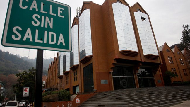 Universidad Católica vendió su 33% en Canal 13 a Andrónico Luksic