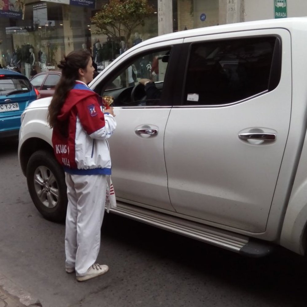 Captan a campeona mundial de Kung Fu pidiendo dinero en las calles de Curicó