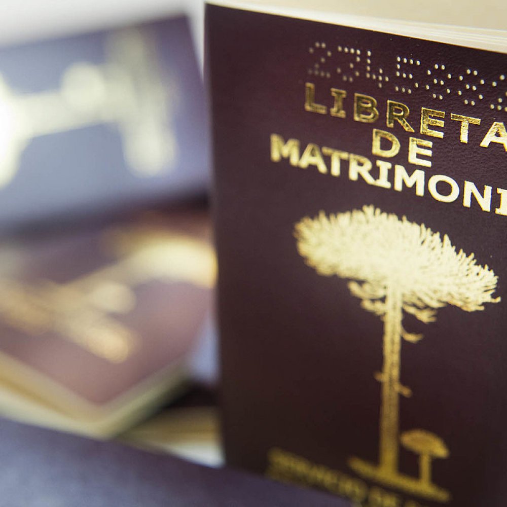 Mujer está casada con hombre que no existe y no se puede divorciar