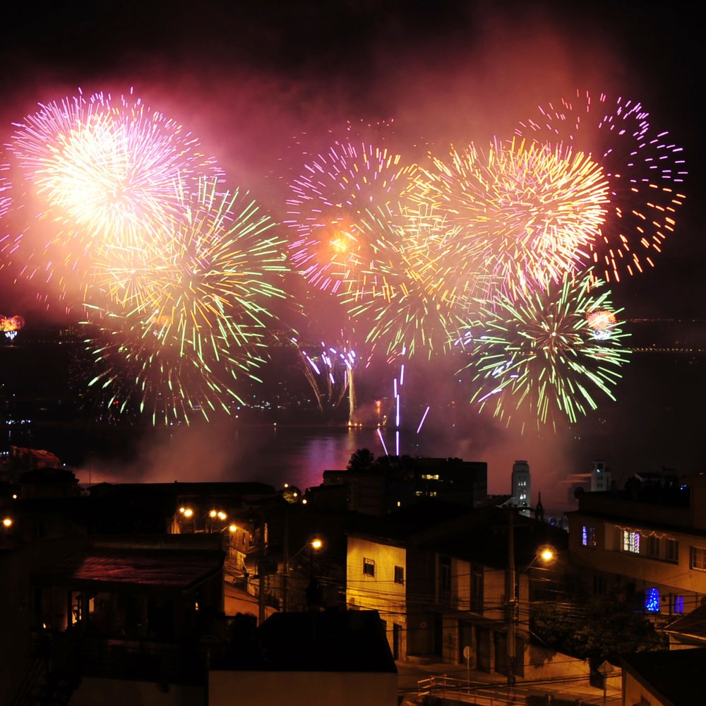 Hombre murió luego que fuegos artificiales estallaran 200 veces en su casa