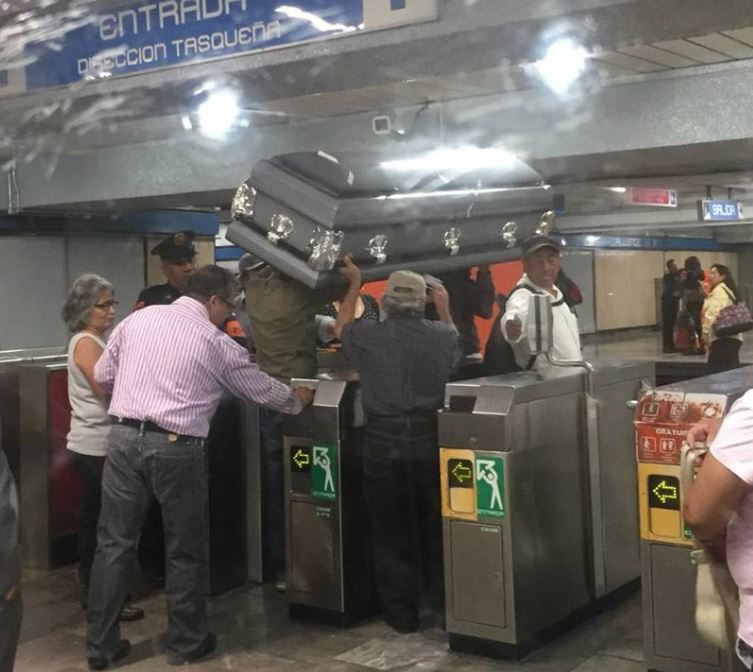 Impacto en redes sociales por ataúd en el Metro de México