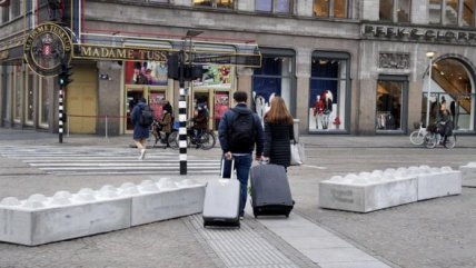   Amsterdam coloca bloques de cemento en popular plaza para evitar atropellos múltiples 