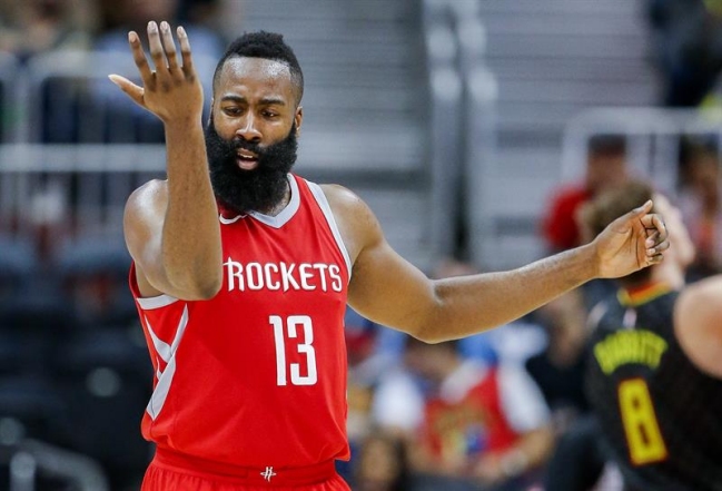 Harden le ganó el duelo de estrellas a James en triunfo de Houston