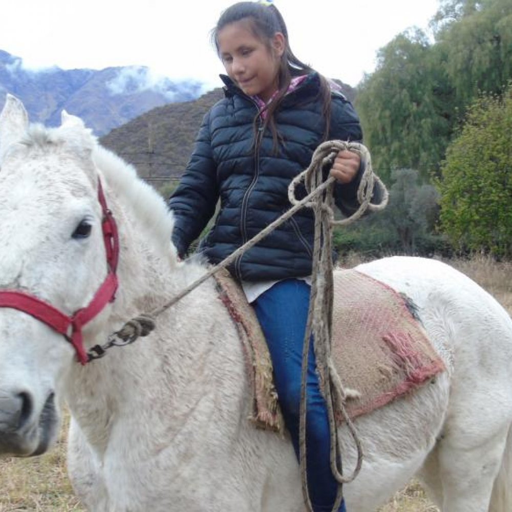 El final feliz que tuvo una niña ciega que viaja a caballo para llegar a su colegio