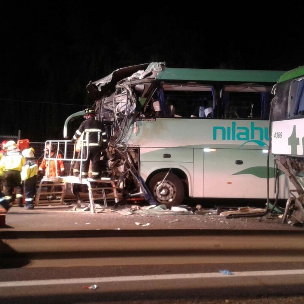 Al menos tres fallecidos y una treintena de heridos dejó accidente en sector de Pelequén