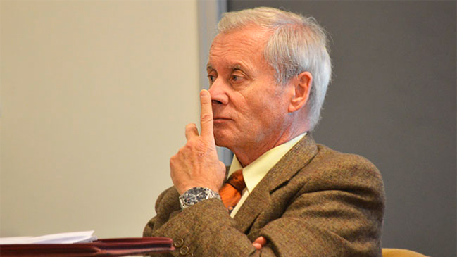 Condenan a ex fiscal argentino por grabar desnudas a su hija y amigas