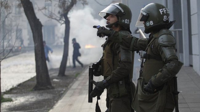 Detienen a jóvenes que atacaron a carabineros en Santiago