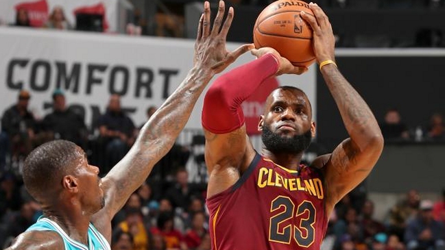 Cavaliers mantuvieron su dominio en duelos contra Hornets