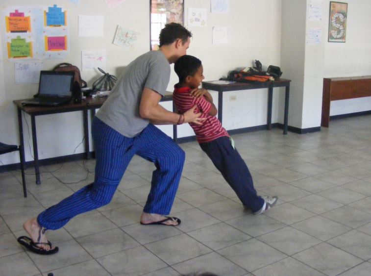 Diplomático australiano murió por culpa del juego de la confianza