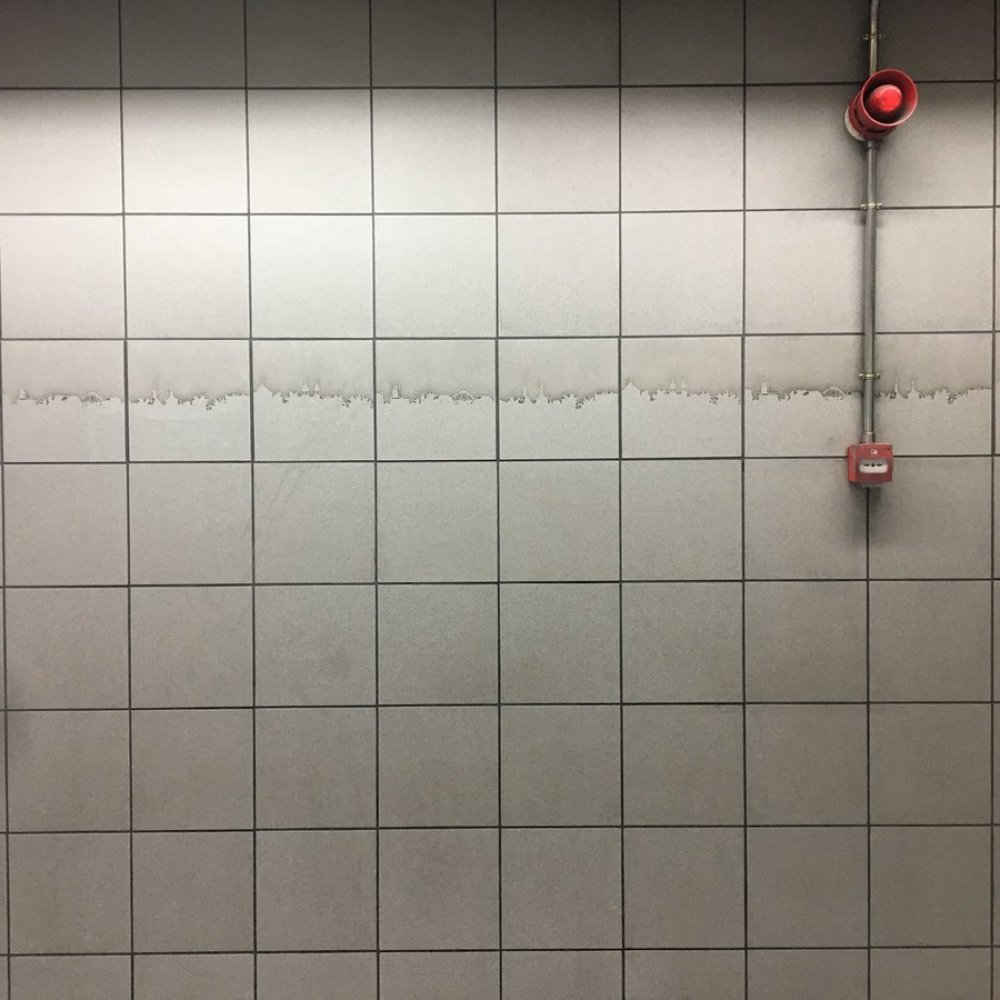 Mujer pensó que una estación de Metro estaba sucia y se llevó una sorpresa