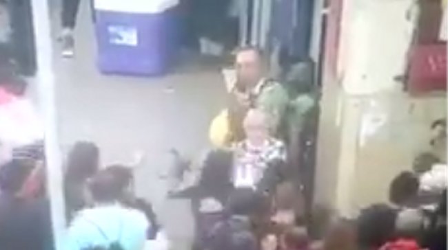 Turba atacó a carabineros en la Alameda