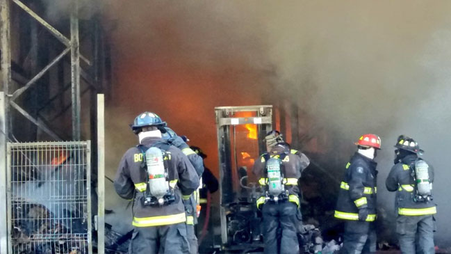 Incendio afecta a bodega en Viña del Mar
