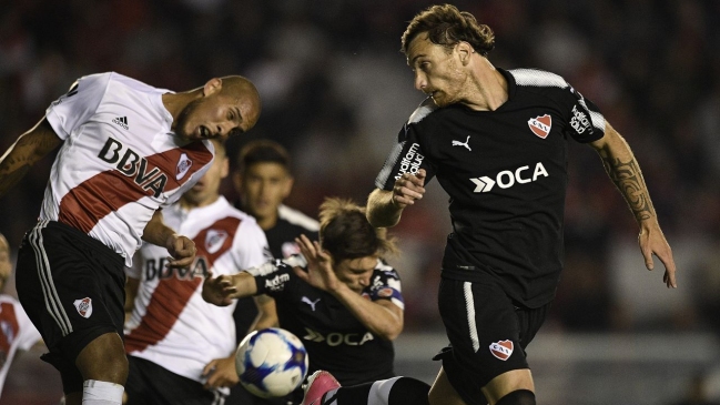 Independiente aprovechó el hombre de más y venció a un River que se alejó de la pelea