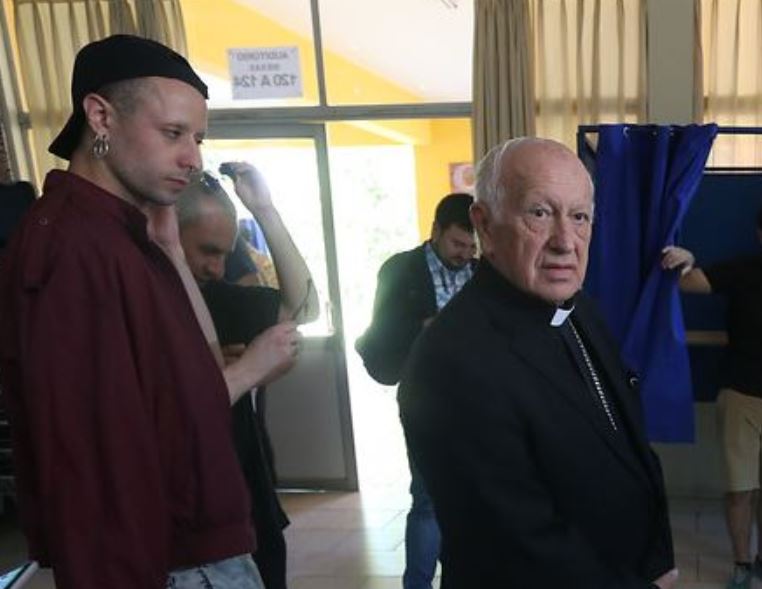 Habla el transformista que votó detrás de Ezzati y se viralizó