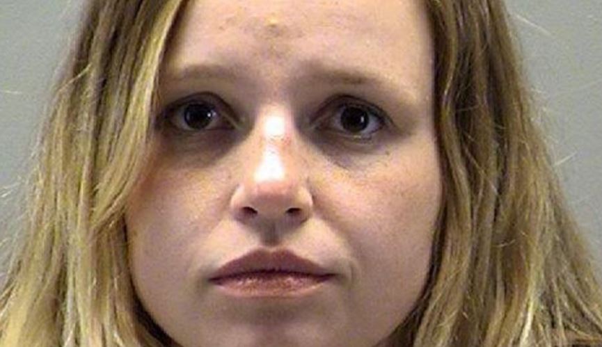 Profesora sustituta es acusada de tener sexo con dos alumnos menores de edad