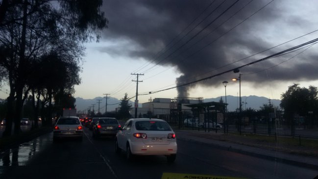 Incendio en empresa de la comuna de Maipú moviliza a bomberos