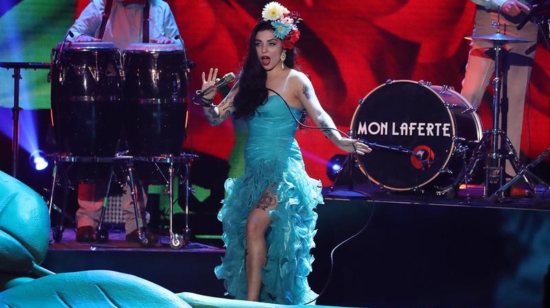 Mon Laferte cantará junto a Plácido Domingo en el Estadio Nacional