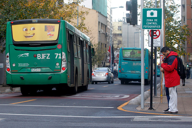 Reportan extraño olor en distintas comunas de Santiago