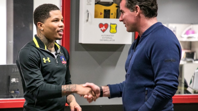 Protegido de Floyd Mayweather se entusiasmó y prometió venir a Chile para ver un partido de Colo Colo