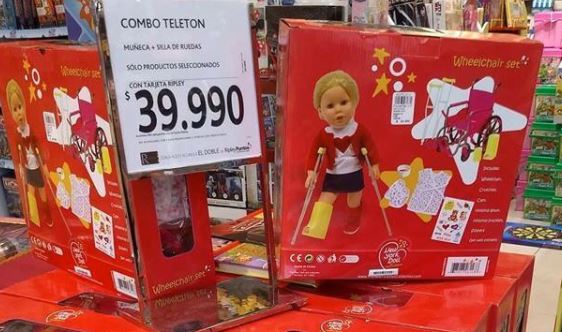 Muñeca de multitienda relacionada a Teletón provoca confusión en redes sociales