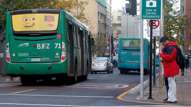 Reportan extraño olor en distintas comunas de Santiago