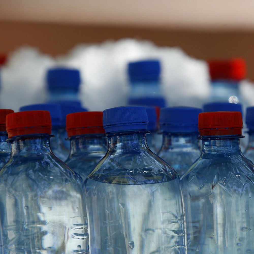 Acusan a hombre de eyacular en las botellas de agua de su compañera de trabajo
