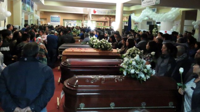Restos de víctimas del accidente llegaron a Tirúa en medio del dolor de sus habitantes