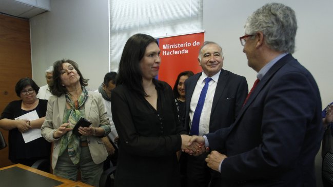 Gobierno y funcionarios públicos firmaron protocolo de acuerdo por reajuste