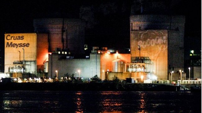Miembros de Greenpeace penetran en una central nuclear francesa