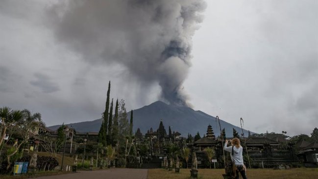 Bali: 100 mil evacuados y 59 mil pasajeros afectados por actividad de volcán Agung