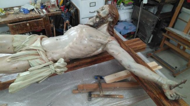 Encuentran mensaje oculto de casi 300 años en el trasero de una escultura de Cristo